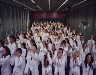 Científicos españoles bailan y cantan para recaudar fondos para sus investigaciones biomédicas